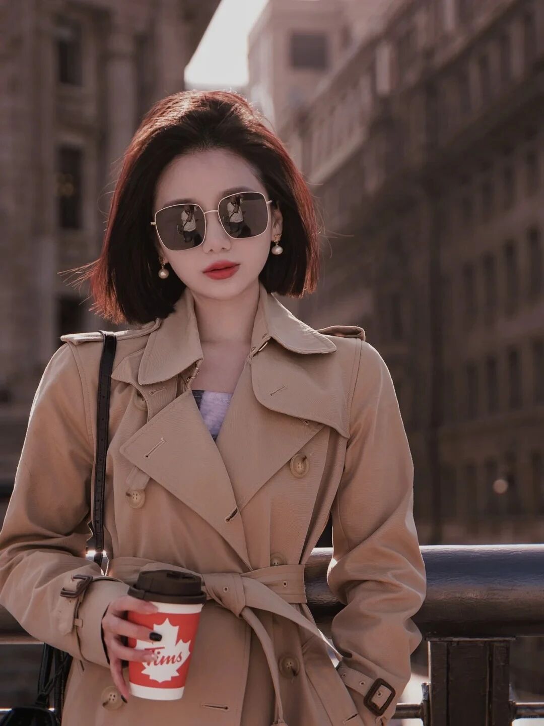 秋冬9个风衣街拍姿势，让你拍出杂志级时尚感-第10张图片-风享汇