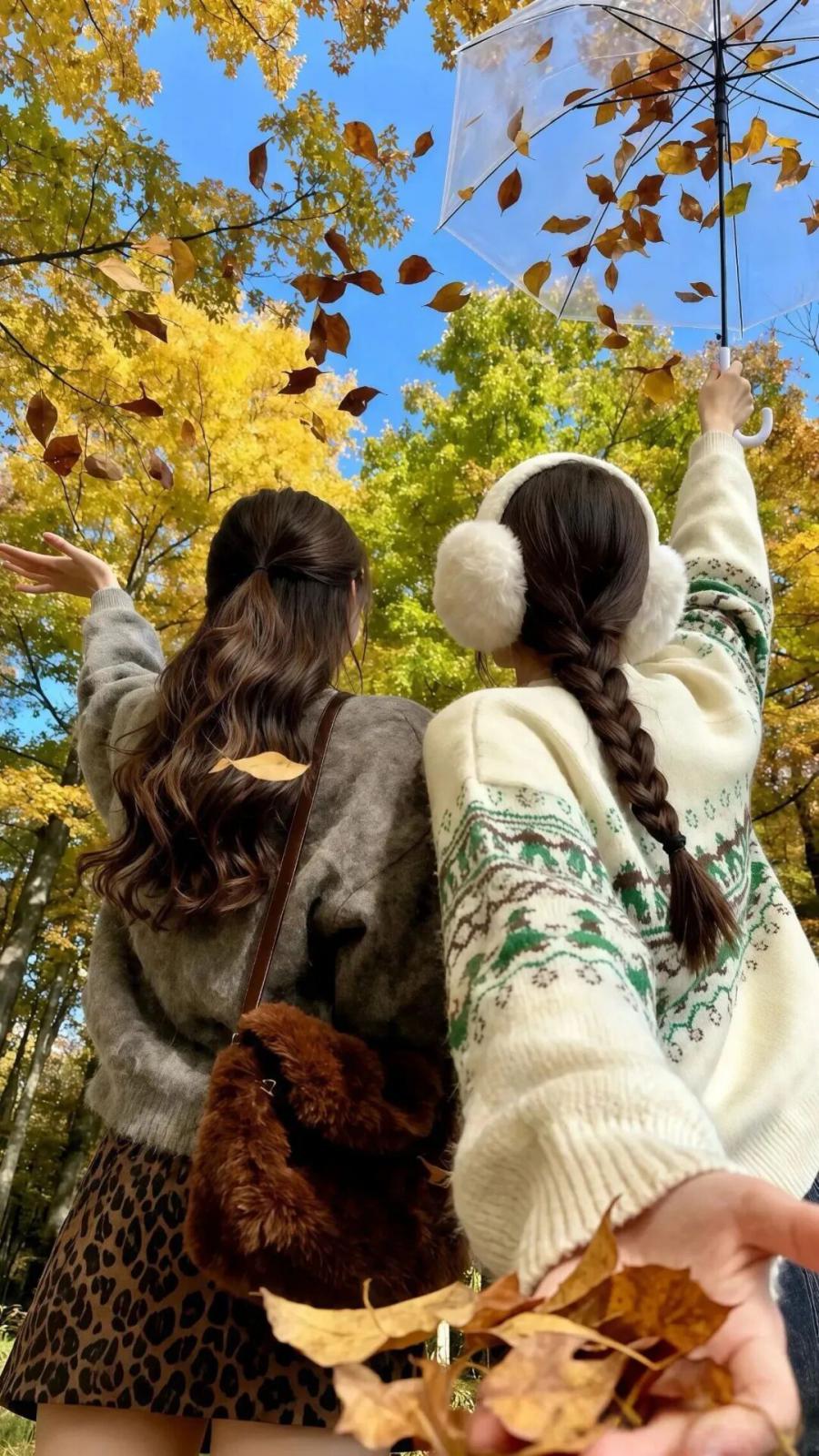 秋冬闺蜜写真:5 个姿势拍出杂志感,把季节浪漫锁进镜头-第2张图片-风享汇 秋冬闺蜜写真:5 个姿势拍出杂志感,把季节浪漫锁进镜头-第2张图片-风享汇