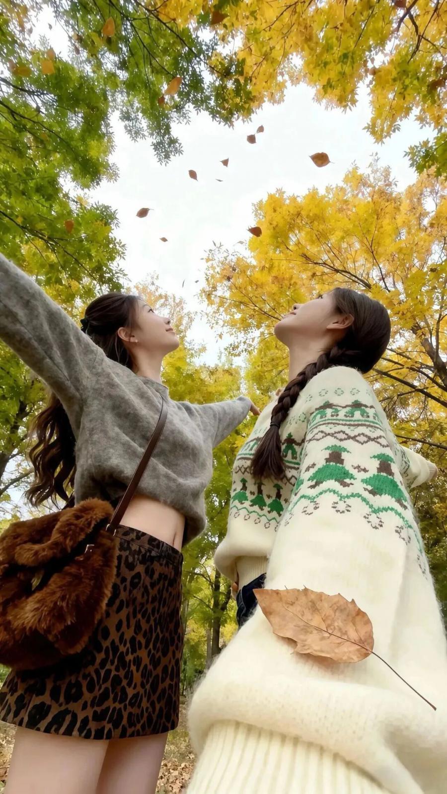 秋冬闺蜜写真:5 个姿势拍出杂志感,把季节浪漫锁进镜头-第4张图片-风享汇 秋冬闺蜜写真:5 个姿势拍出杂志感,把季节浪漫锁进镜头-第4张图片-风享汇