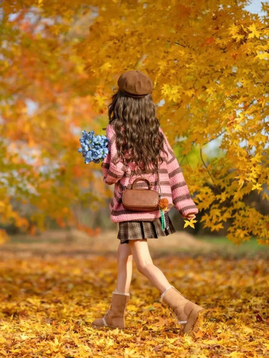 枫叶林不露脸写真|8个姿势解锁秋日氛围感大片-第3张图片-风享汇 枫叶林不露脸写真|8个姿势解锁秋日氛围感大片-第3张图片-风享汇