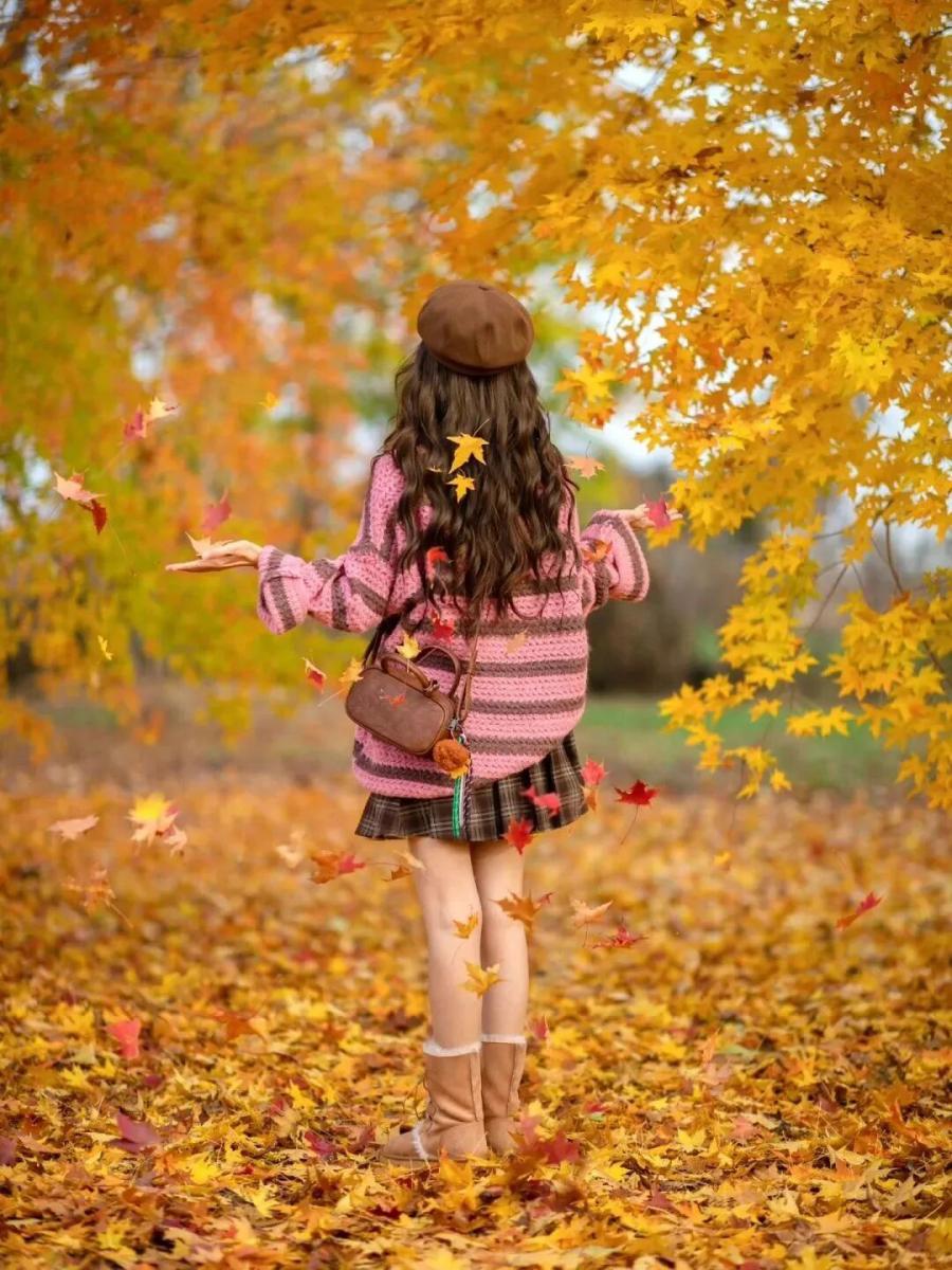 枫叶林不露脸写真|8个姿势解锁秋日氛围感大片-第2张图片-风享汇 枫叶林不露脸写真|8个姿势解锁秋日氛围感大片-第2张图片-风享汇