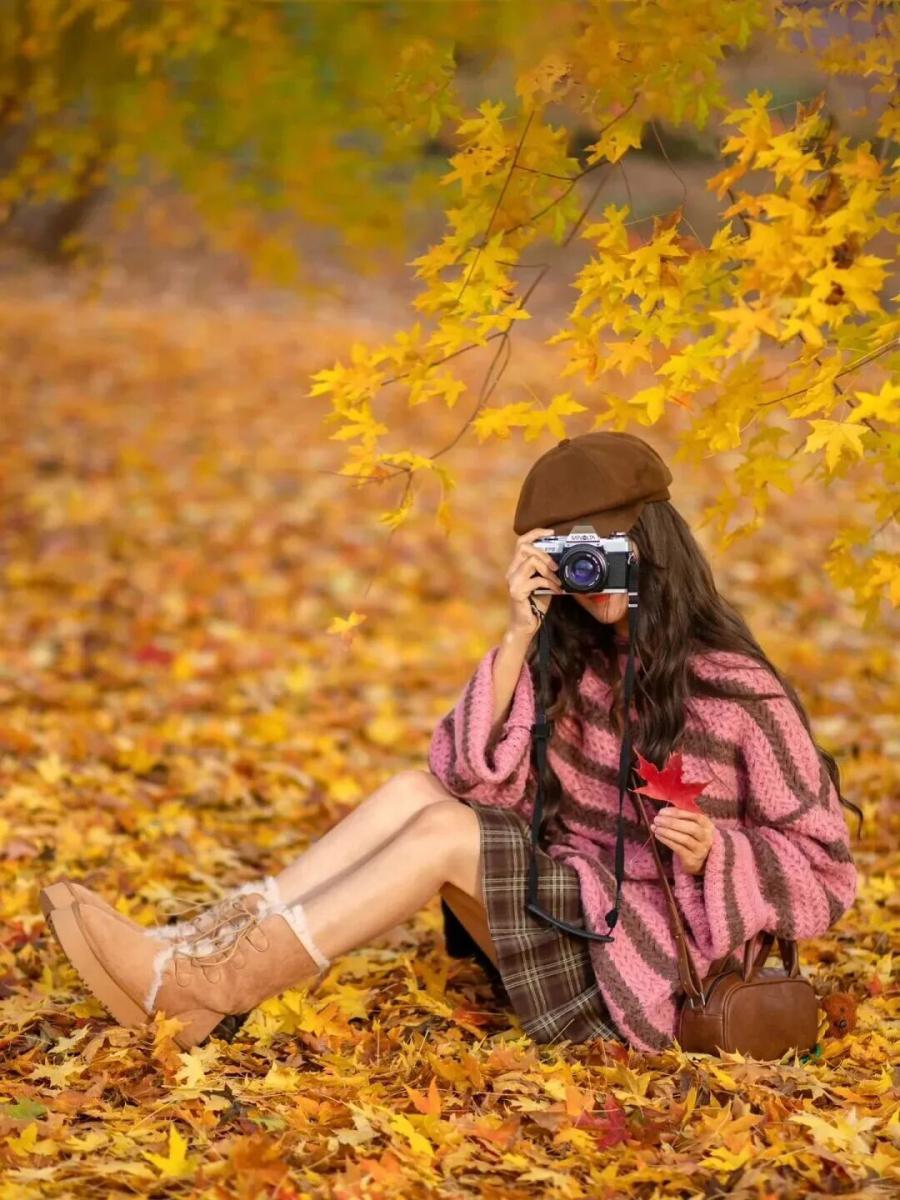 枫叶林不露脸写真|8个姿势解锁秋日氛围感大片-第6张图片-风享汇 枫叶林不露脸写真|8个姿势解锁秋日氛围感大片-第6张图片-风享汇