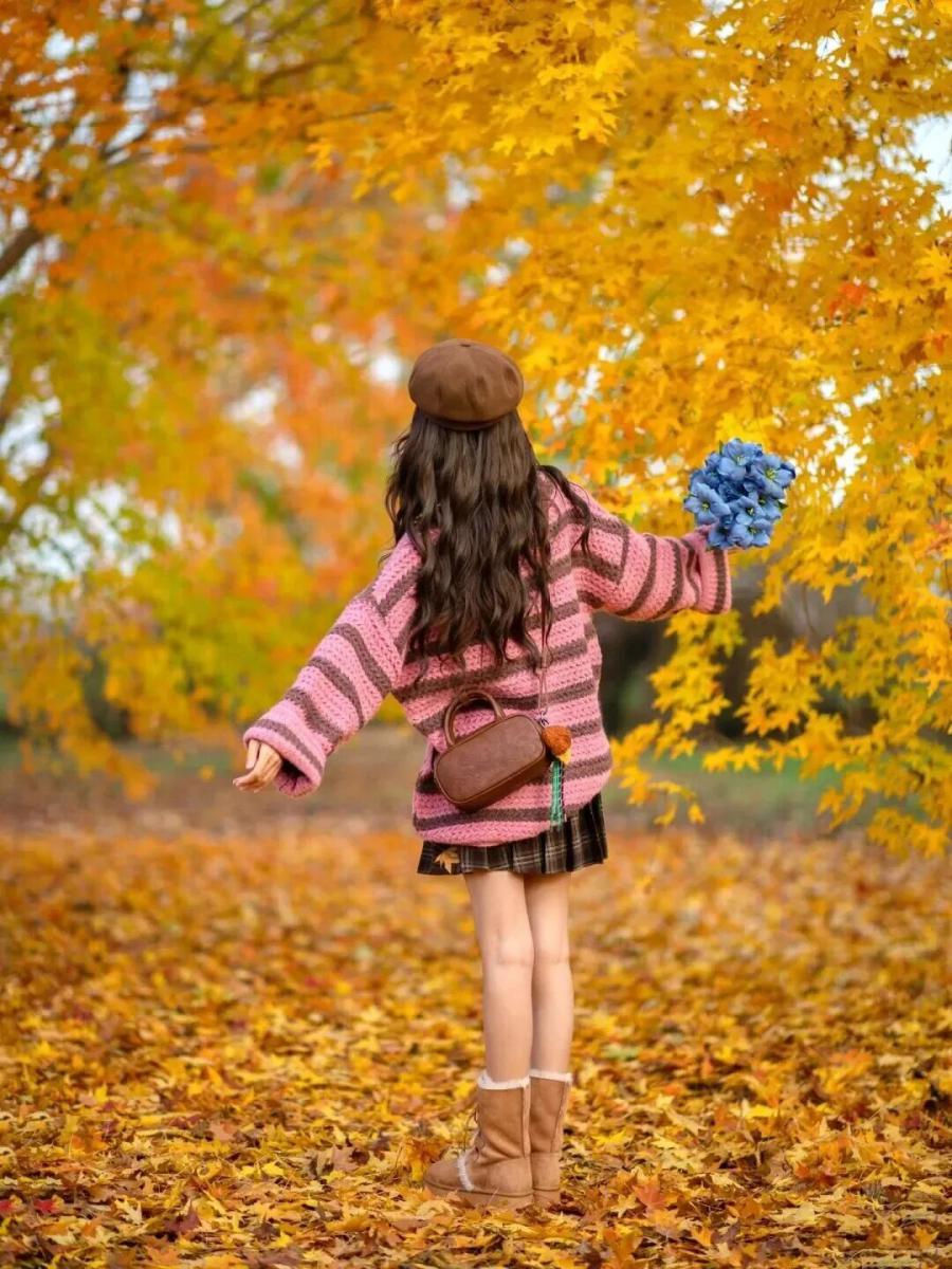 枫叶林不露脸写真|8个姿势解锁秋日氛围感大片-第5张图片-风享汇 枫叶林不露脸写真|8个姿势解锁秋日氛围感大片-第5张图片-风享汇