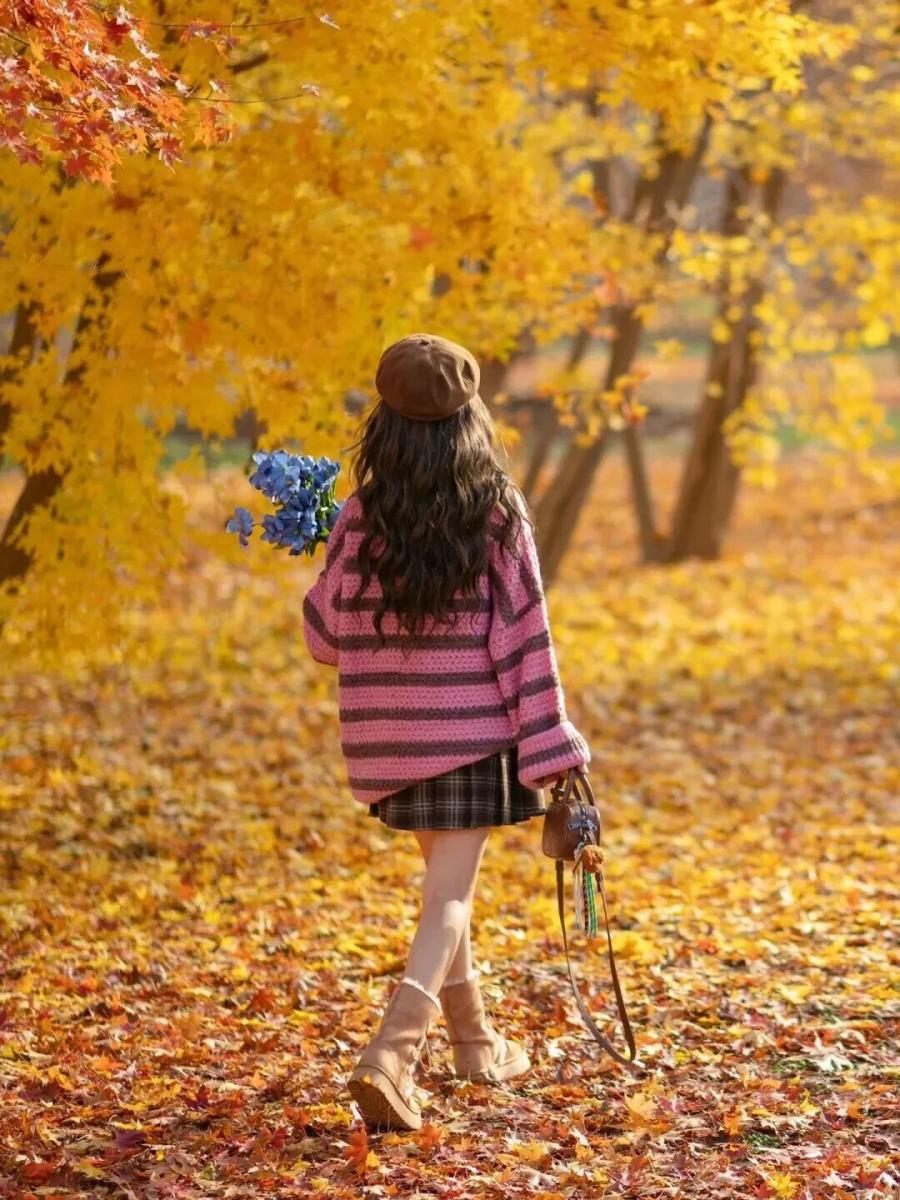 枫叶林不露脸写真|8个姿势解锁秋日氛围感大片-第9张图片-风享汇 枫叶林不露脸写真|8个姿势解锁秋日氛围感大片-第9张图片-风享汇