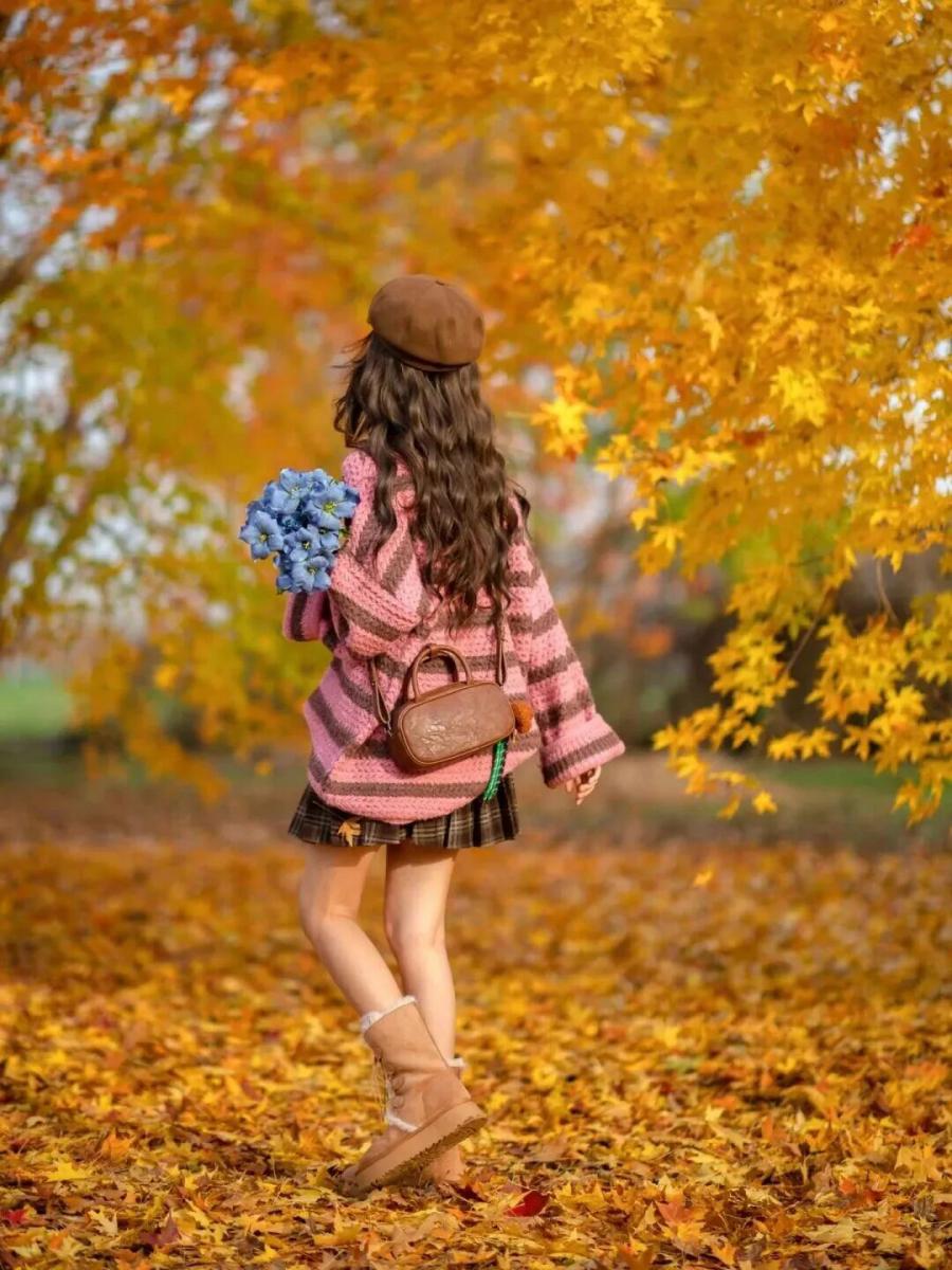 枫叶林不露脸写真|8个姿势解锁秋日氛围感大片-第7张图片-风享汇 枫叶林不露脸写真|8个姿势解锁秋日氛围感大片-第7张图片-风享汇