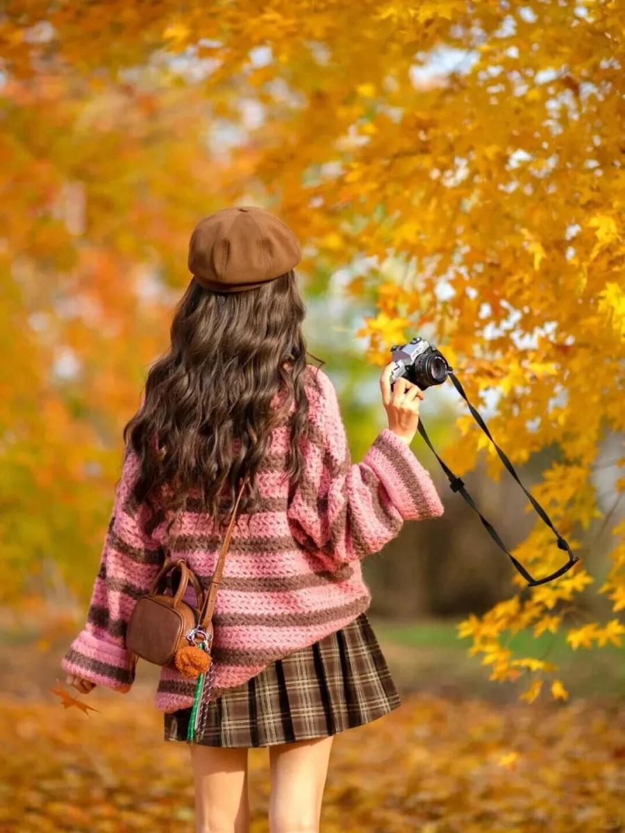 枫叶林不露脸写真|8个姿势解锁秋日氛围感大片-第8张图片-风享汇 枫叶林不露脸写真|8个姿势解锁秋日氛围感大片-第8张图片-风享汇