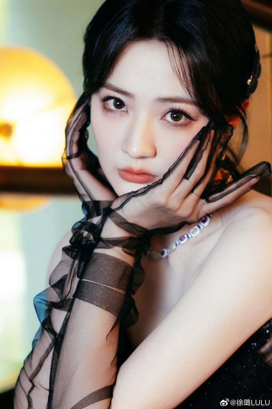 徐璐蝴蝶抹胸黑纱手套，清冷柔美-第2张图片-风享汇