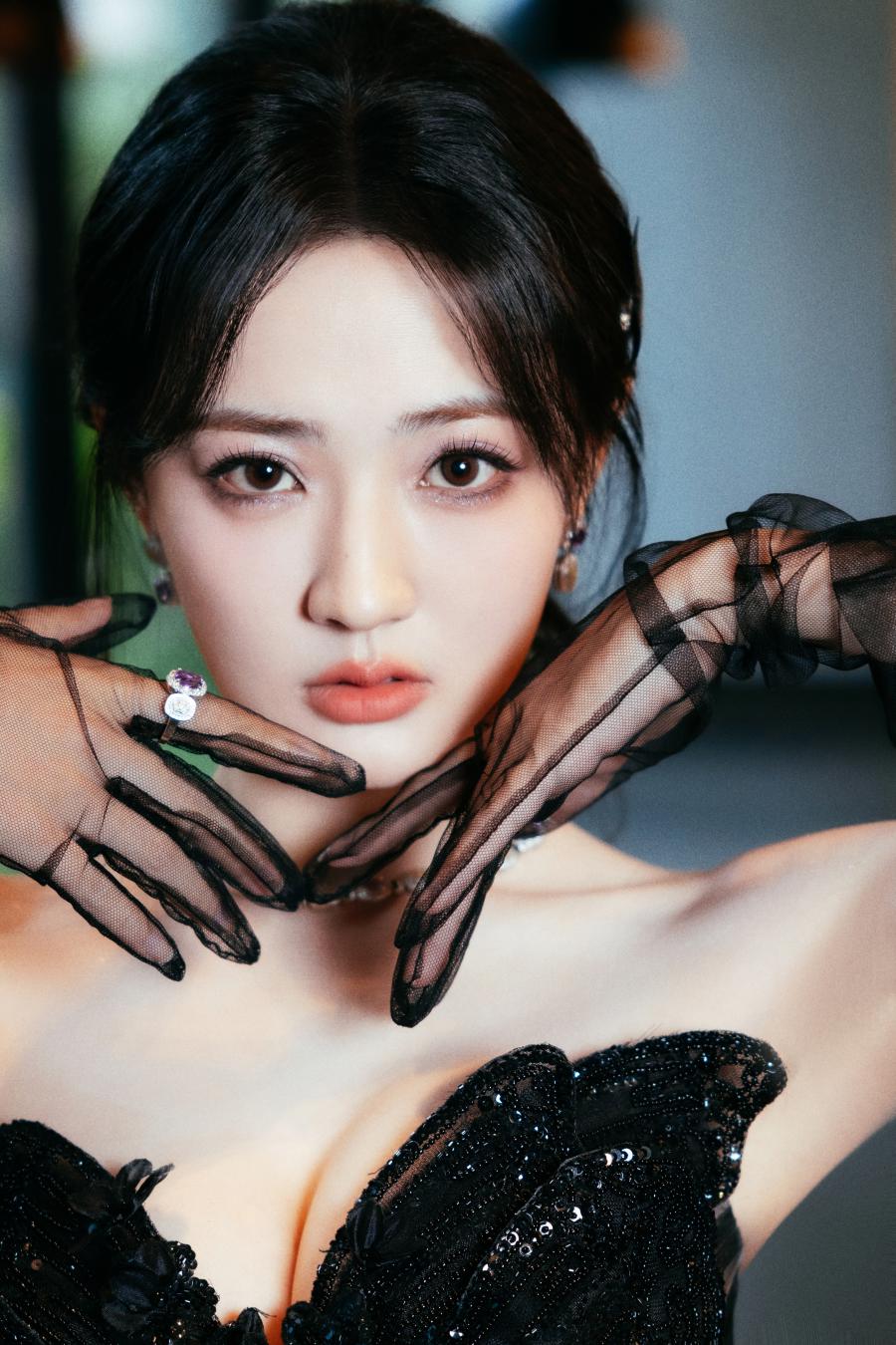 徐璐蝴蝶抹胸黑纱手套，清冷柔美-第1张图片-风享汇