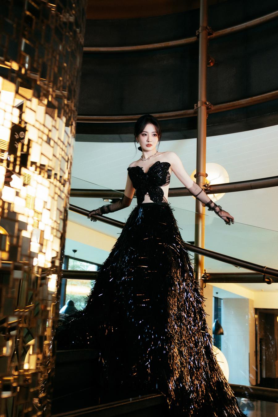 徐璐蝴蝶抹胸黑纱手套，清冷柔美-第6张图片-风享汇