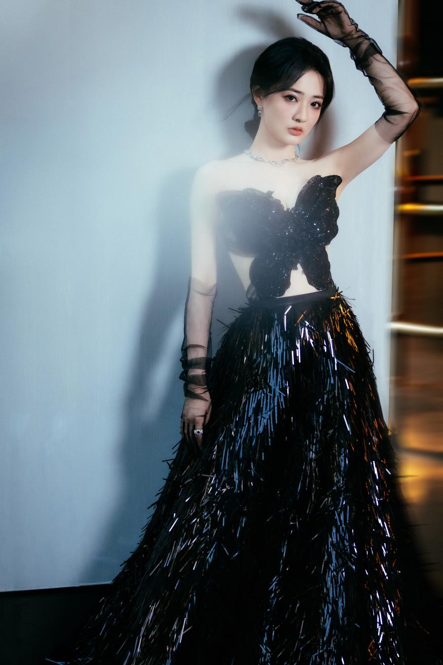 徐璐蝴蝶抹胸黑纱手套，清冷柔美-第9张图片-风享汇