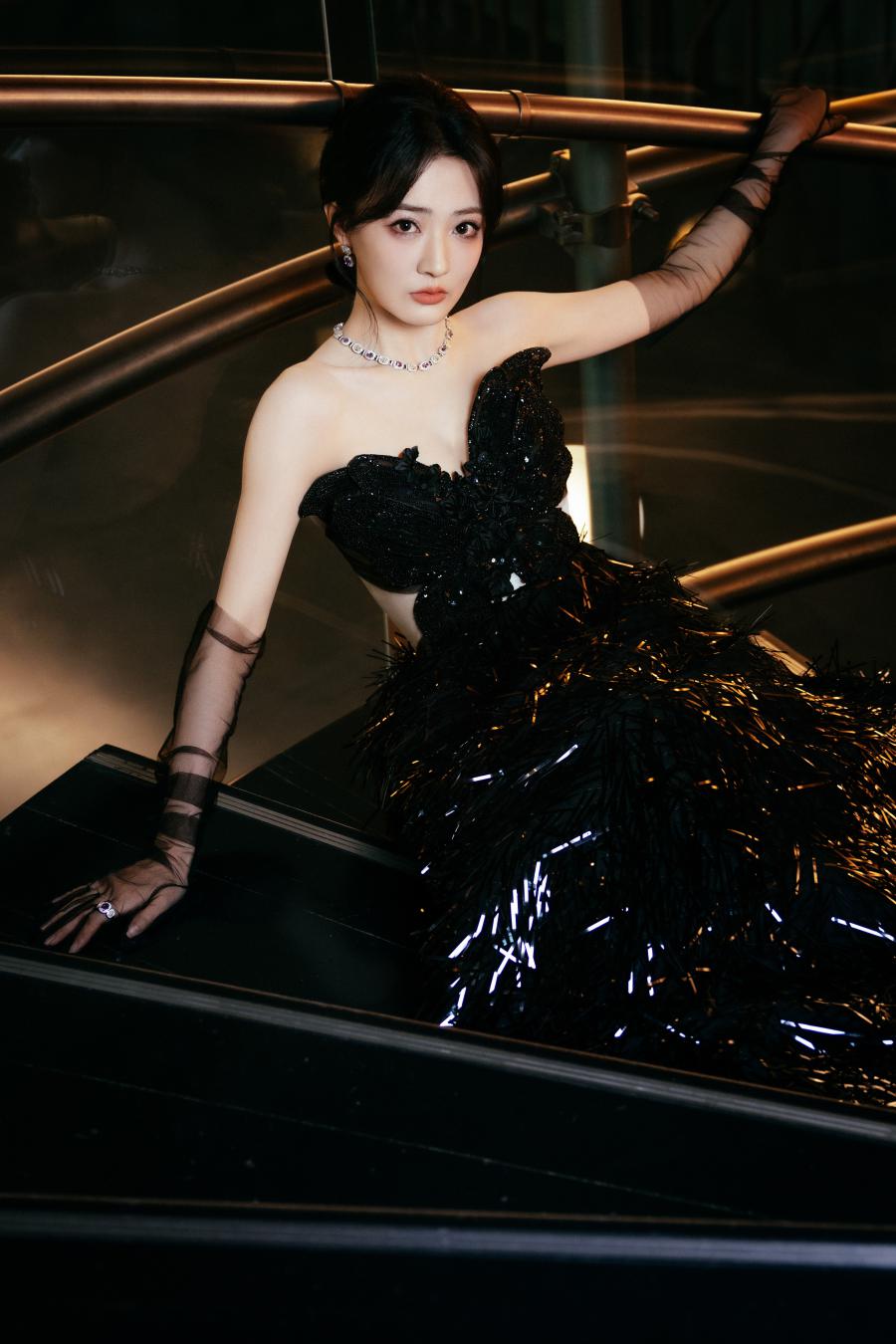 徐璐蝴蝶抹胸黑纱手套，清冷柔美-第8张图片-风享汇