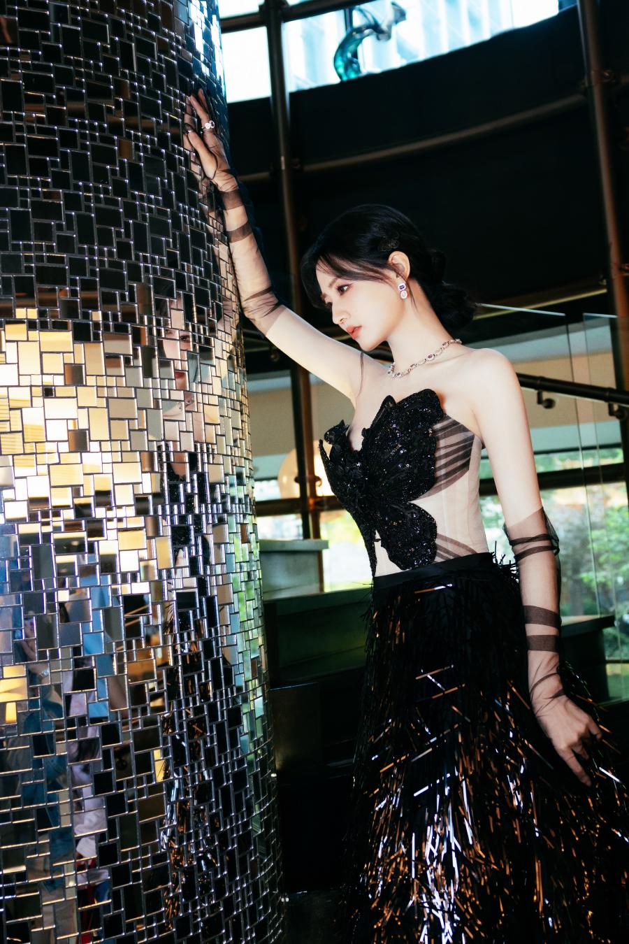 徐璐蝴蝶抹胸黑纱手套，清冷柔美-第7张图片-风享汇