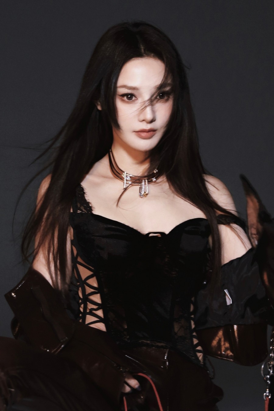 彭小苒镂空鱼骨胸衣，美的好高级-第3张图片-风享汇