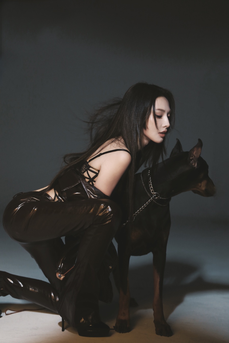 彭小苒镂空鱼骨胸衣，美的好高级-第8张图片-风享汇