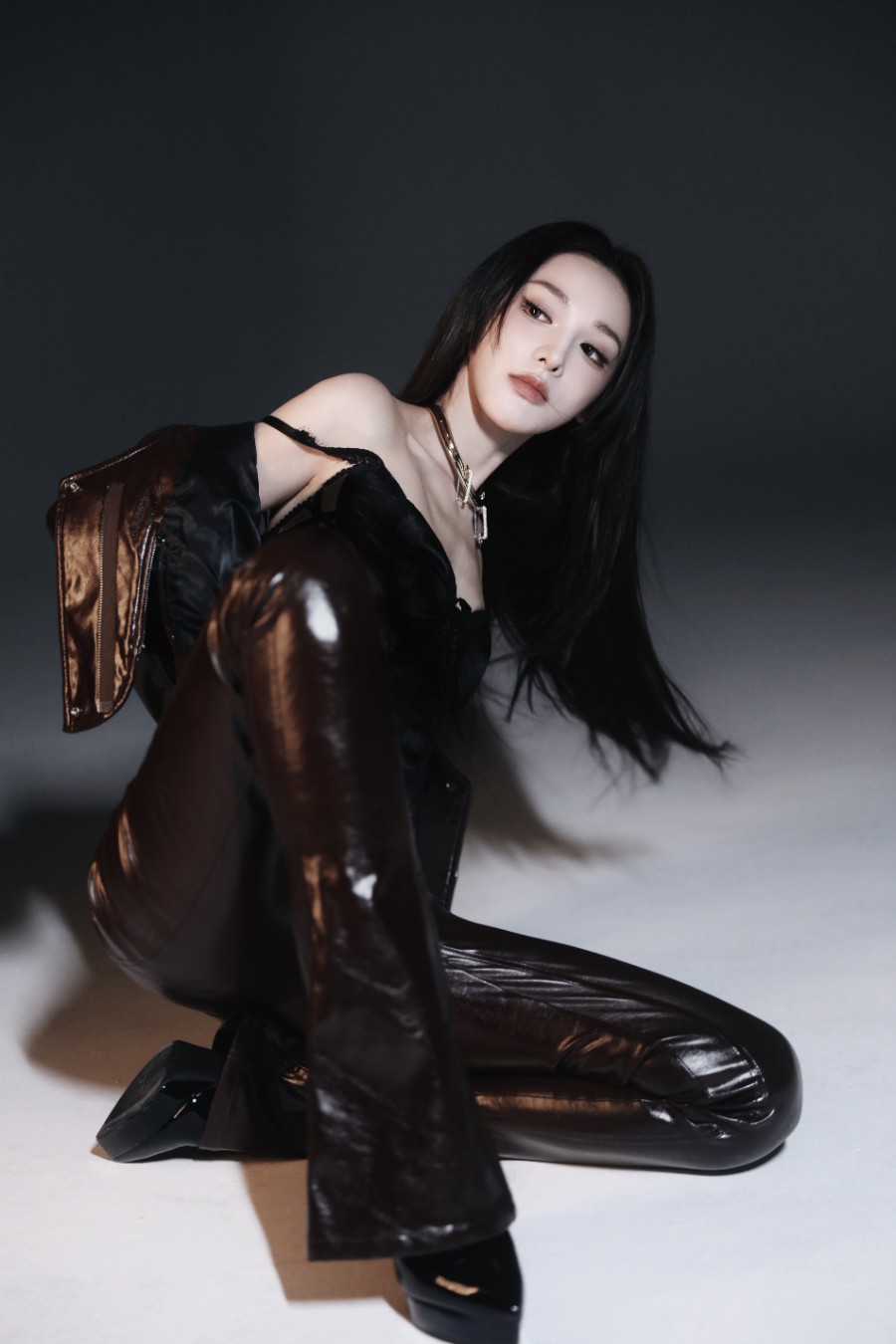 彭小苒镂空鱼骨胸衣，美的好高级-第5张图片-风享汇