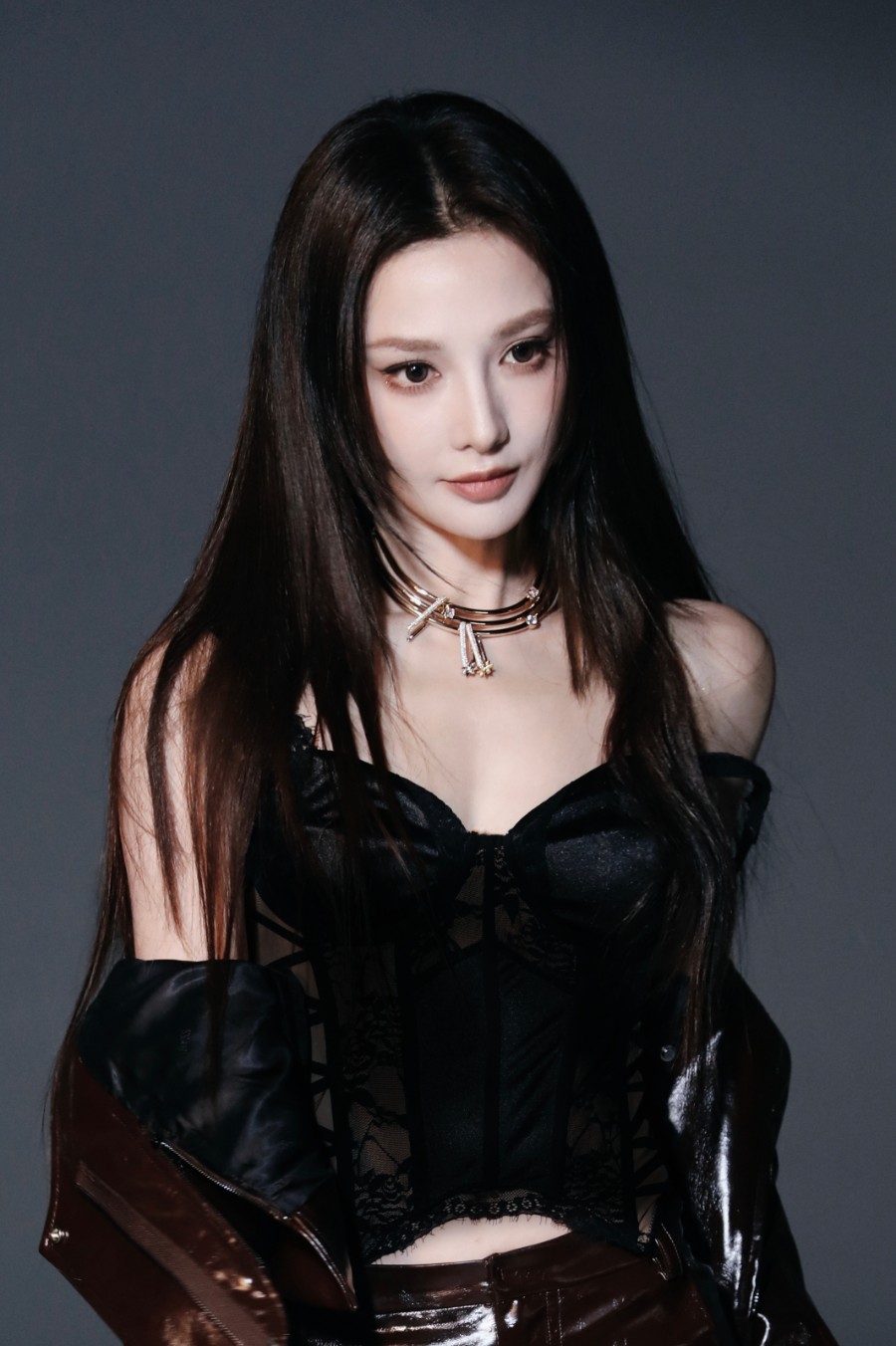 彭小苒镂空鱼骨胸衣，美的好高级-第1张图片-风享汇