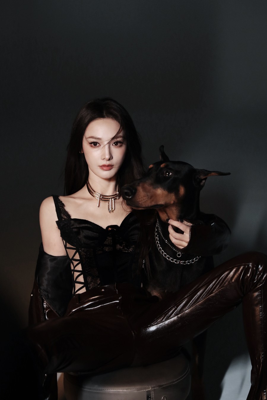 彭小苒镂空鱼骨胸衣，美的好高级-第10张图片-风享汇