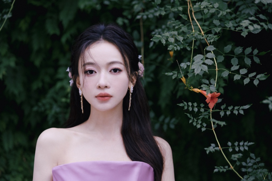 吴谨言淡粉佳人，浮光流韵感受花的沁香-第2张图片-风享汇