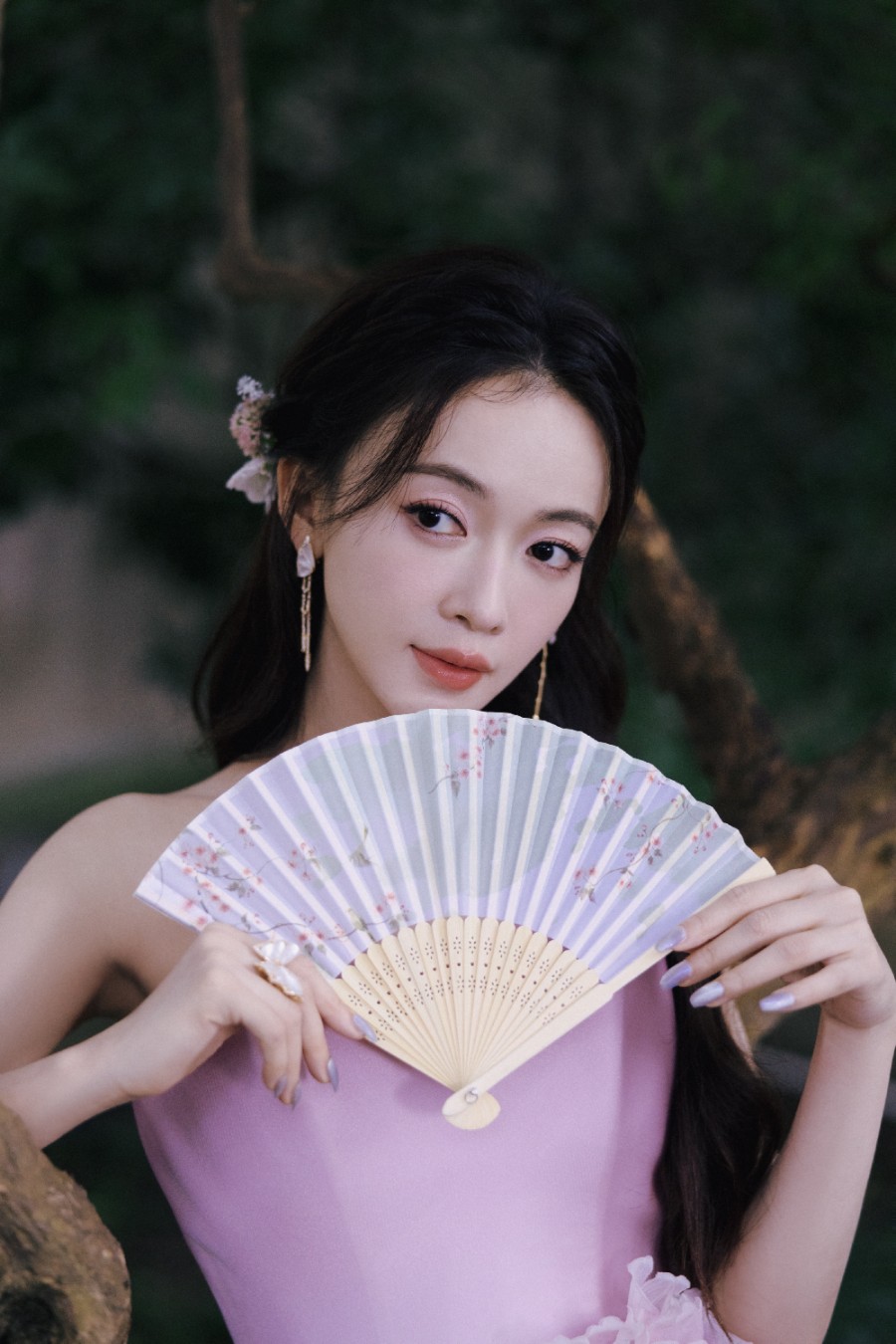 吴谨言淡粉佳人，浮光流韵感受花的沁香-第1张图片-风享汇