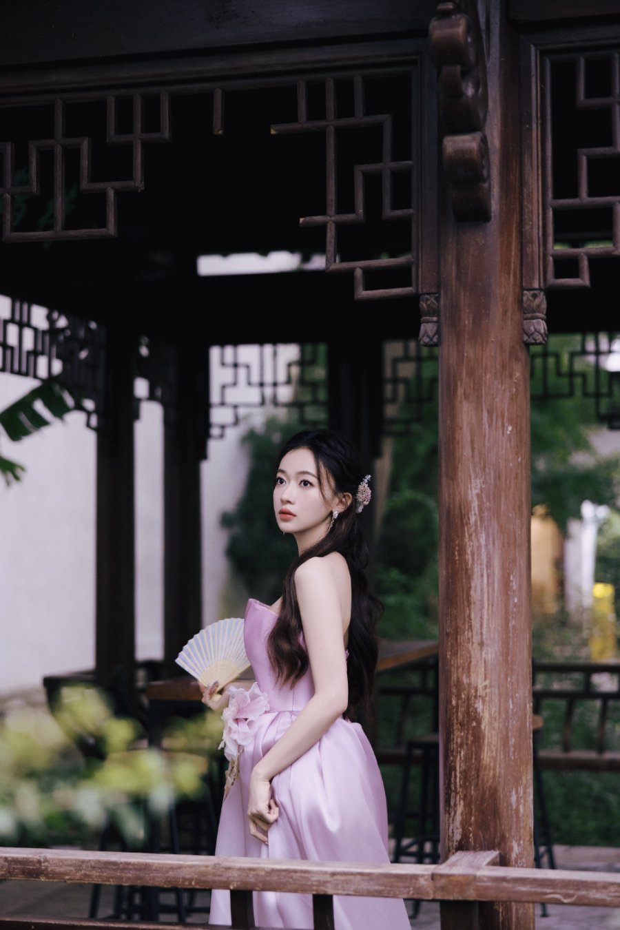 吴谨言淡粉佳人，浮光流韵感受花的沁香-第7张图片-风享汇