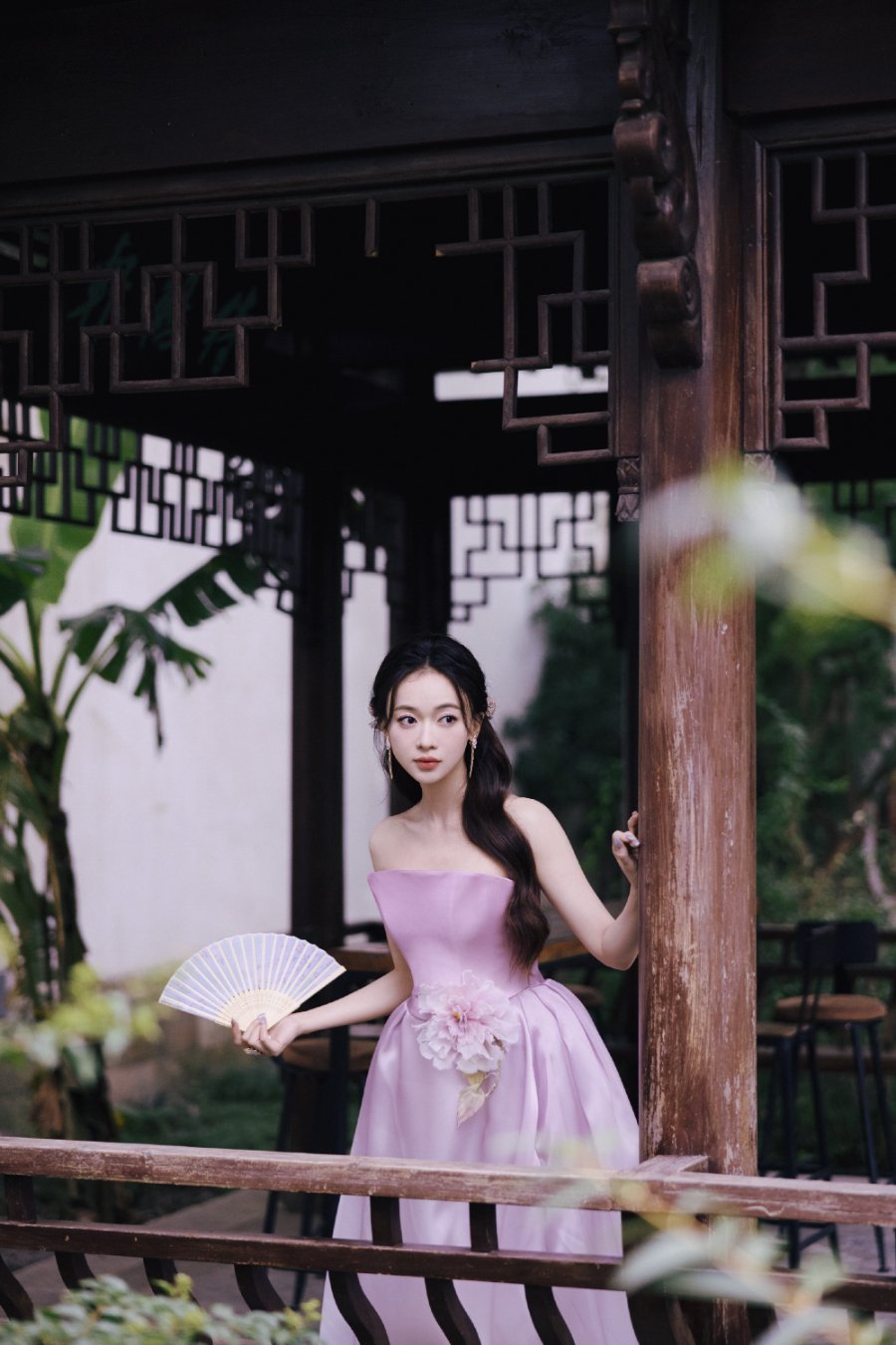 吴谨言淡粉佳人，浮光流韵感受花的沁香-第6张图片-风享汇