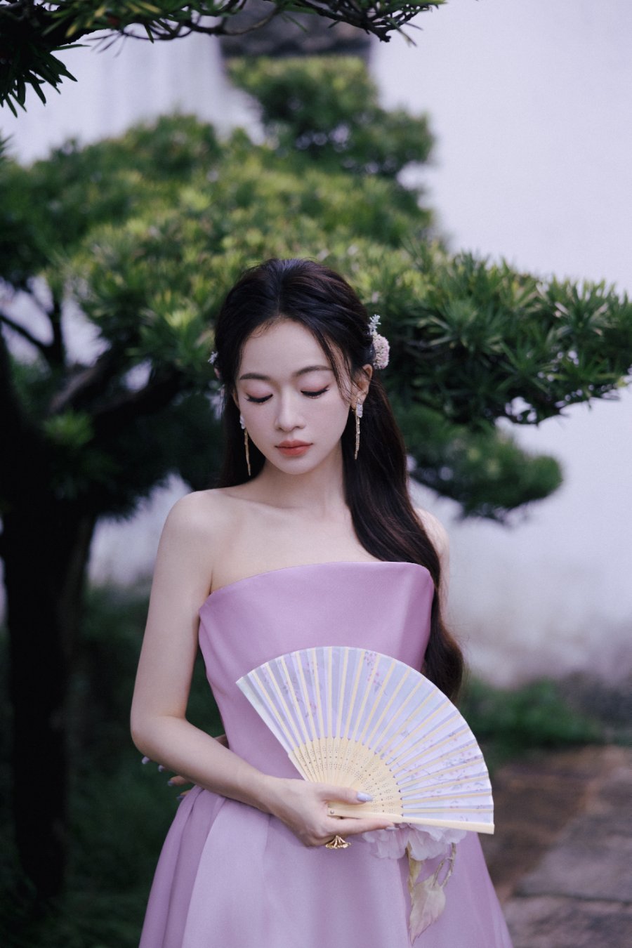 吴谨言淡粉佳人，浮光流韵感受花的沁香-第5张图片-风享汇