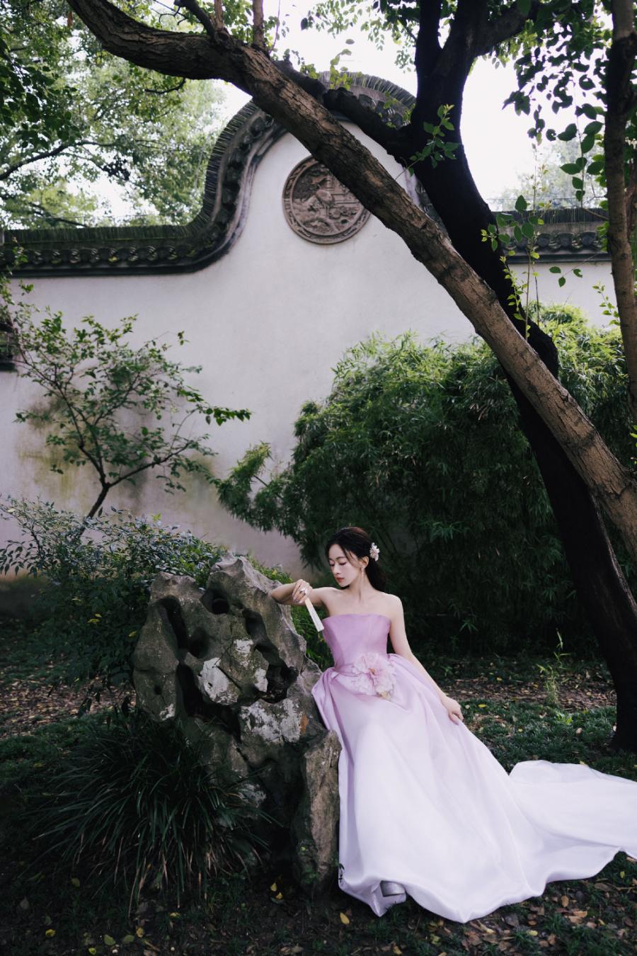 吴谨言淡粉佳人，浮光流韵感受花的沁香-第8张图片-风享汇