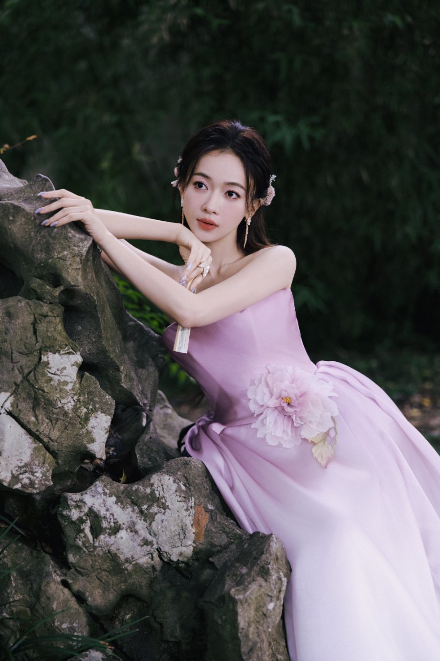 吴谨言淡粉佳人，浮光流韵感受花的沁香-第9张图片-风享汇