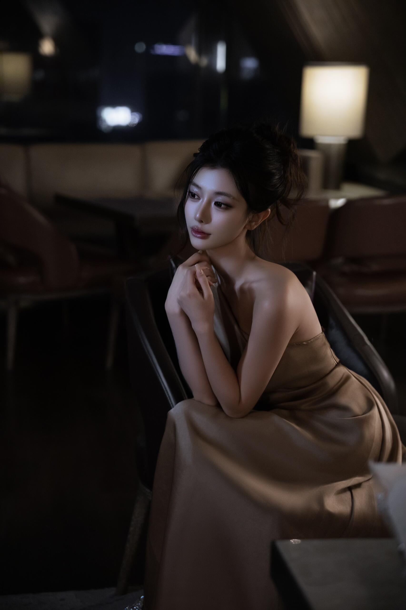 入夜贵气感千金风美女写真-第1张图片-风享汇