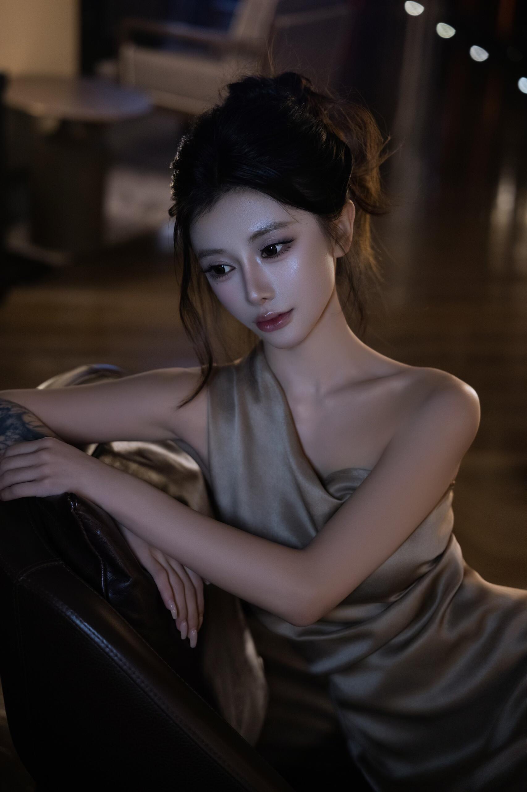 入夜贵气感千金风美女写真-第3张图片-风享汇