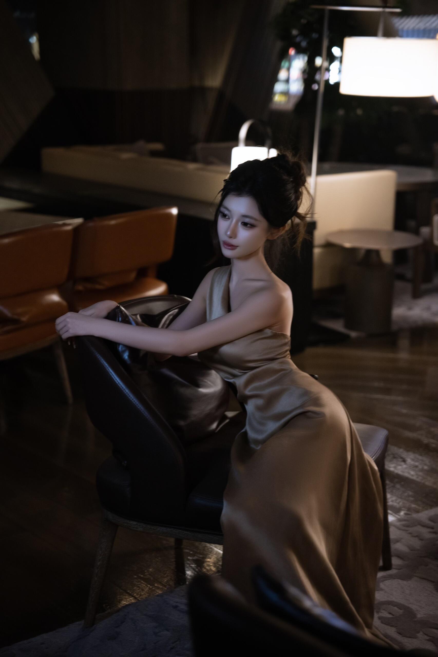 入夜贵气感千金风美女写真-第5张图片-风享汇