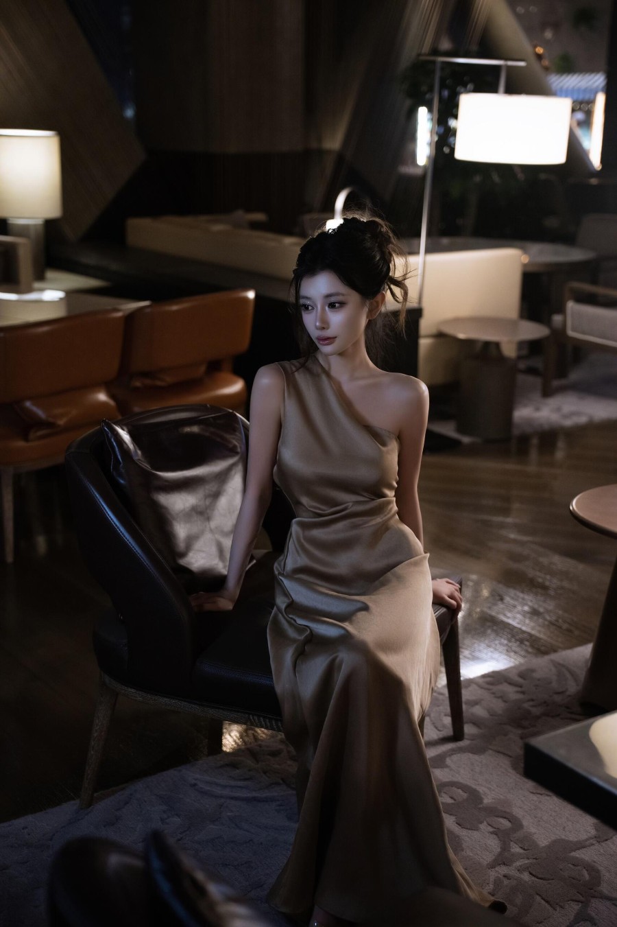 入夜贵气感千金风美女写真-第2张图片-风享汇