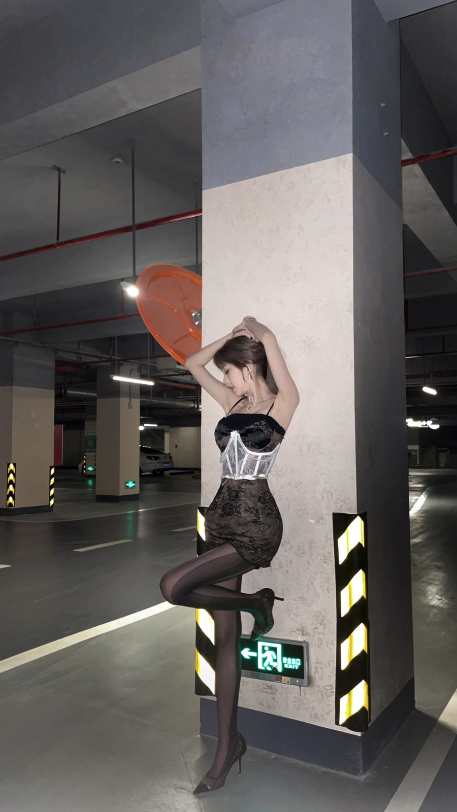 御姐风吊带裙地库大片-第9张图片-风享汇
