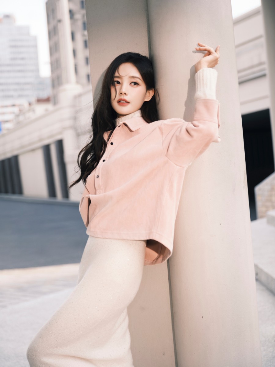 李一桐身穿白色针织长裙，温婉优雅-第3张图片-风享汇