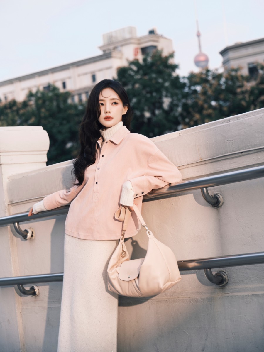 李一桐身穿白色针织长裙，温婉优雅-第2张图片-风享汇