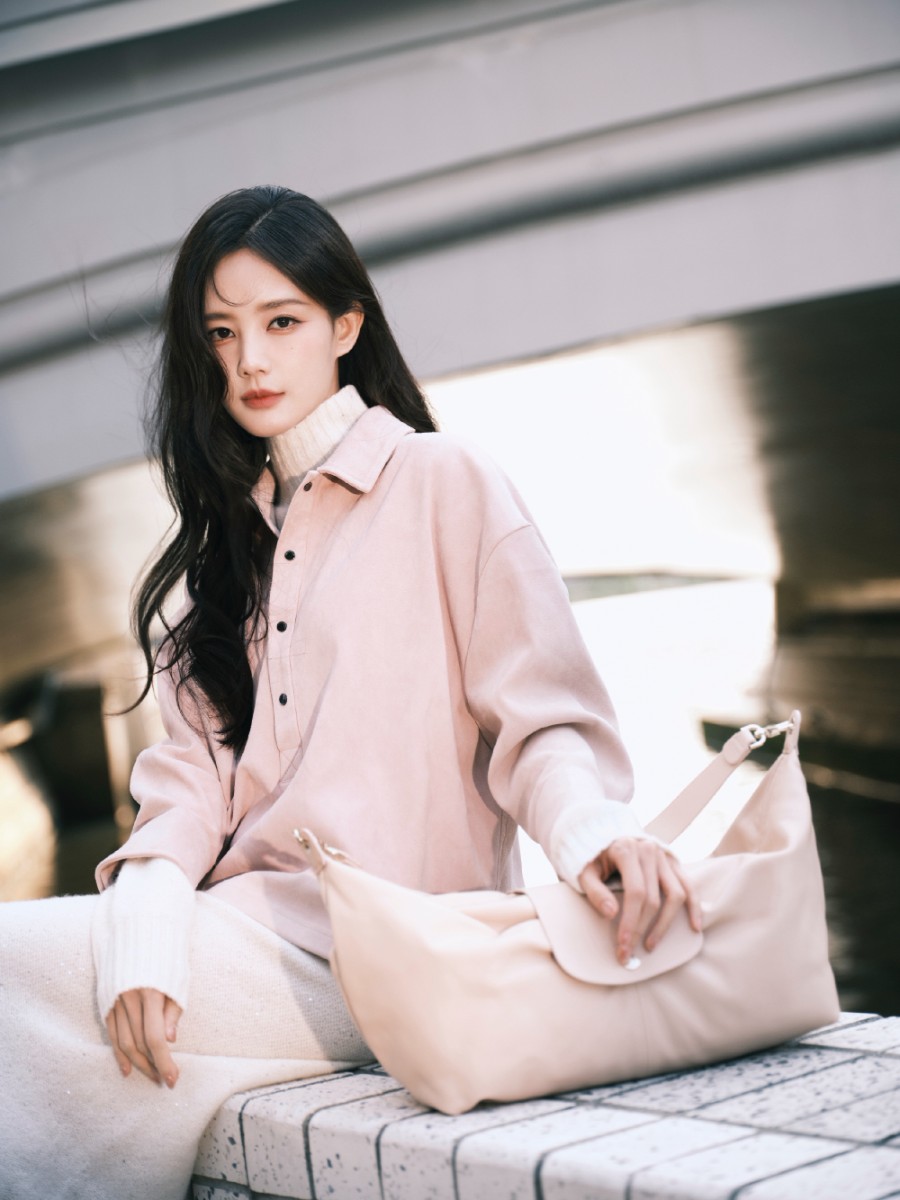 李一桐身穿白色针织长裙，温婉优雅-第1张图片-风享汇