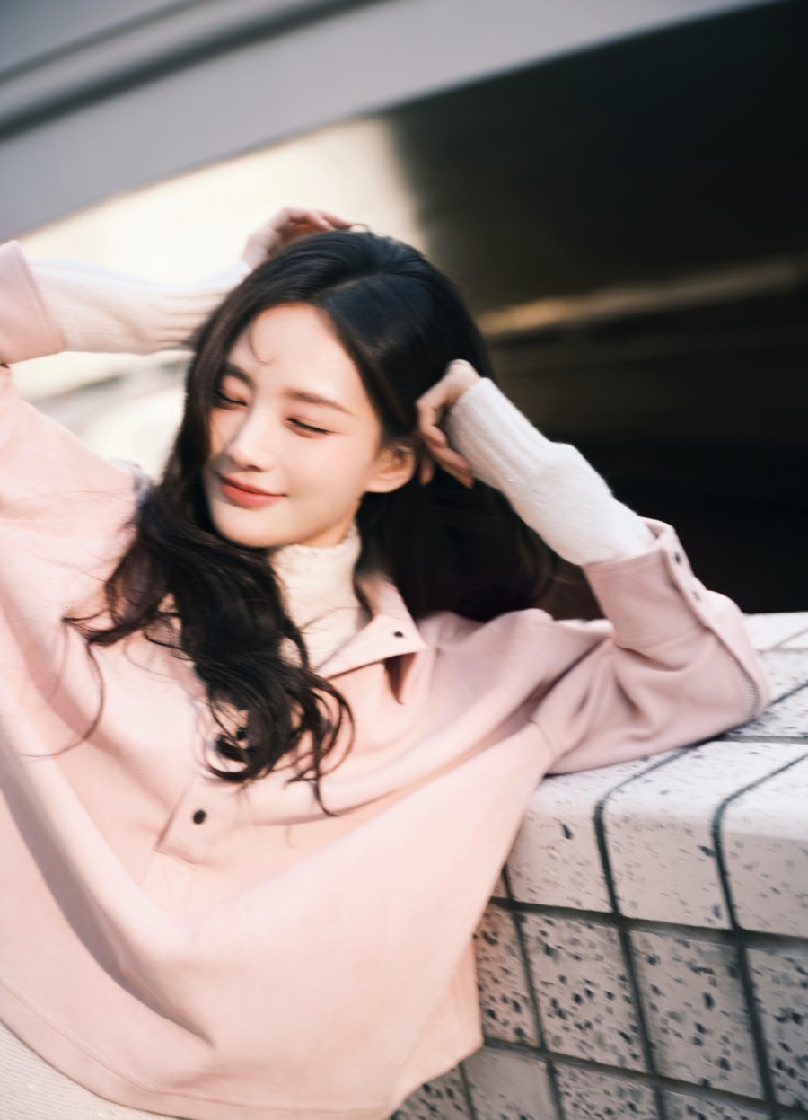 李一桐身穿白色针织长裙，温婉优雅-第4张图片-风享汇