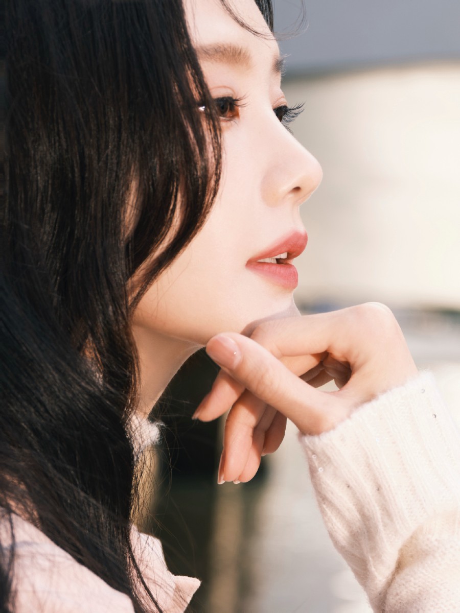 李一桐身穿白色针织长裙，温婉优雅-第5张图片-风享汇