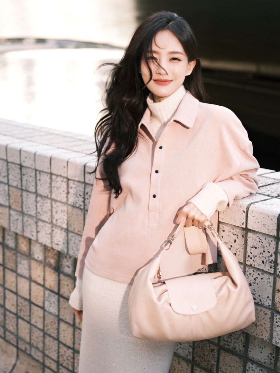 李一桐身穿白色针织长裙，温婉优雅-第8张图片-风享汇