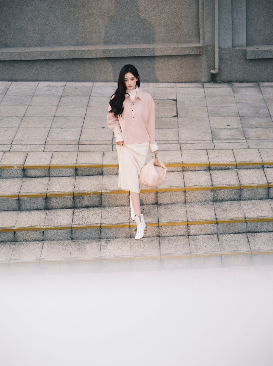 李一桐身穿白色针织长裙，温婉优雅-第12张图片-风享汇