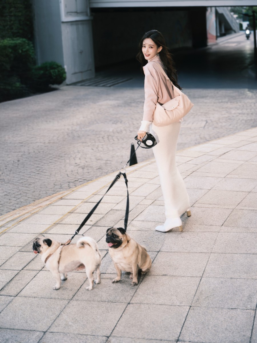 李一桐身穿白色针织长裙，温婉优雅-第9张图片-风享汇