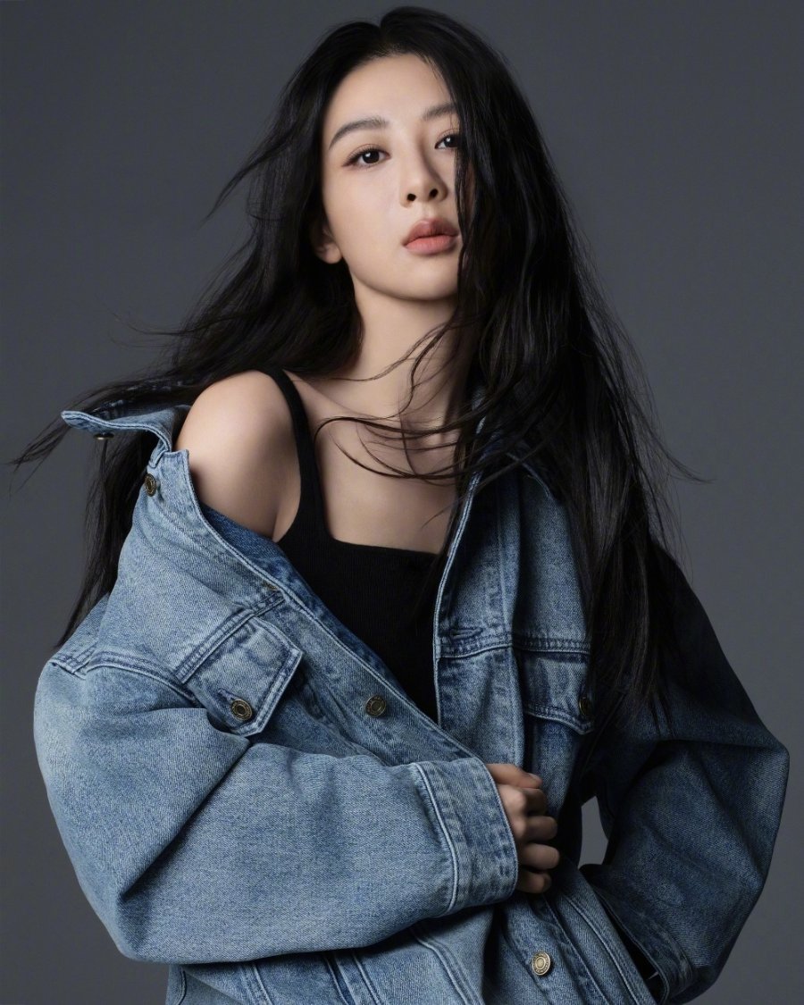 杨紫解锁全新代言，酷黑穿搭释放从容时尚魅力-第6张图片-风享汇