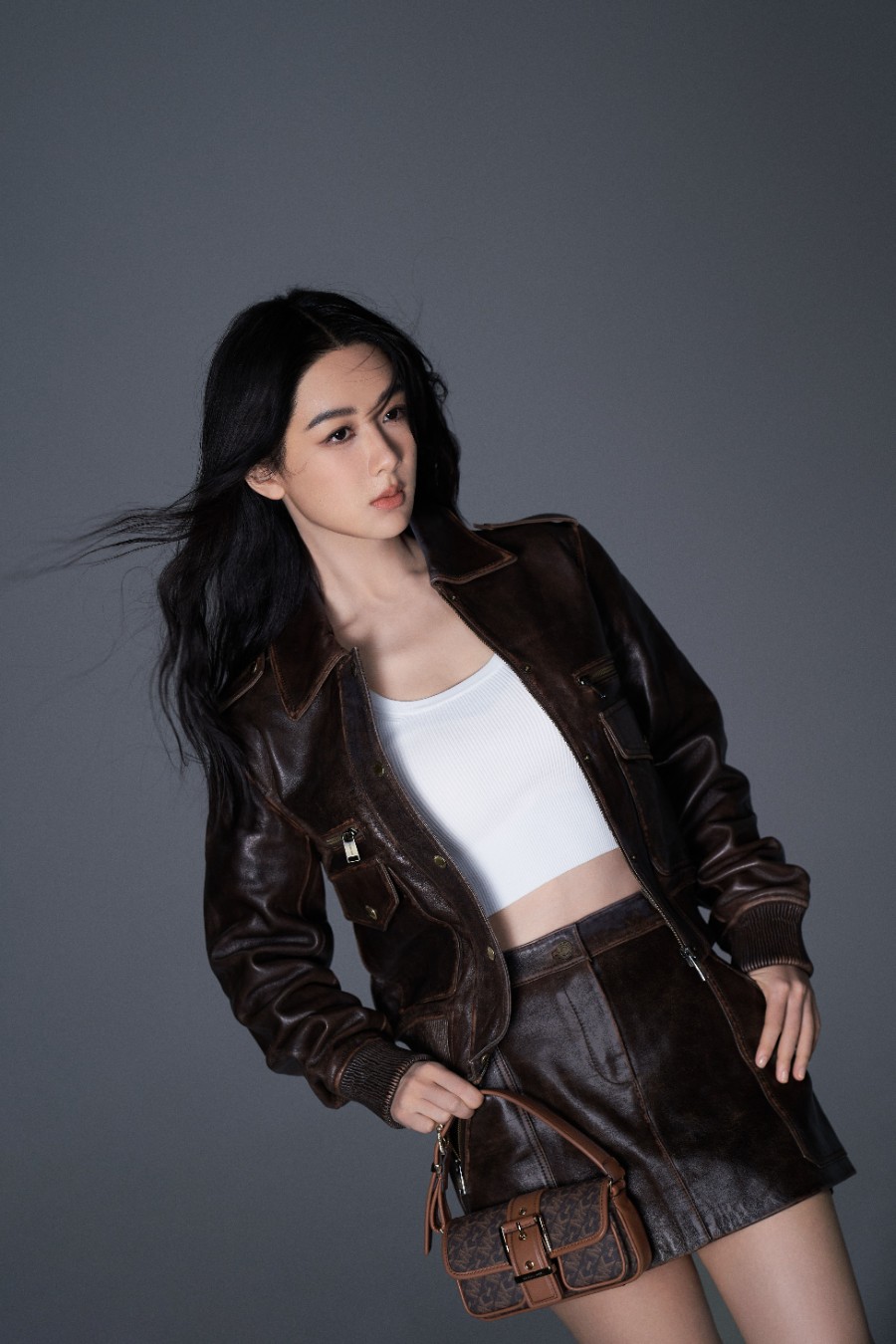 杨紫解锁全新代言，酷黑穿搭释放从容时尚魅力-第3张图片-风享汇