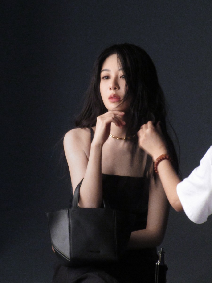 杨紫解锁全新代言，酷黑穿搭释放从容时尚魅力-第5张图片-风享汇