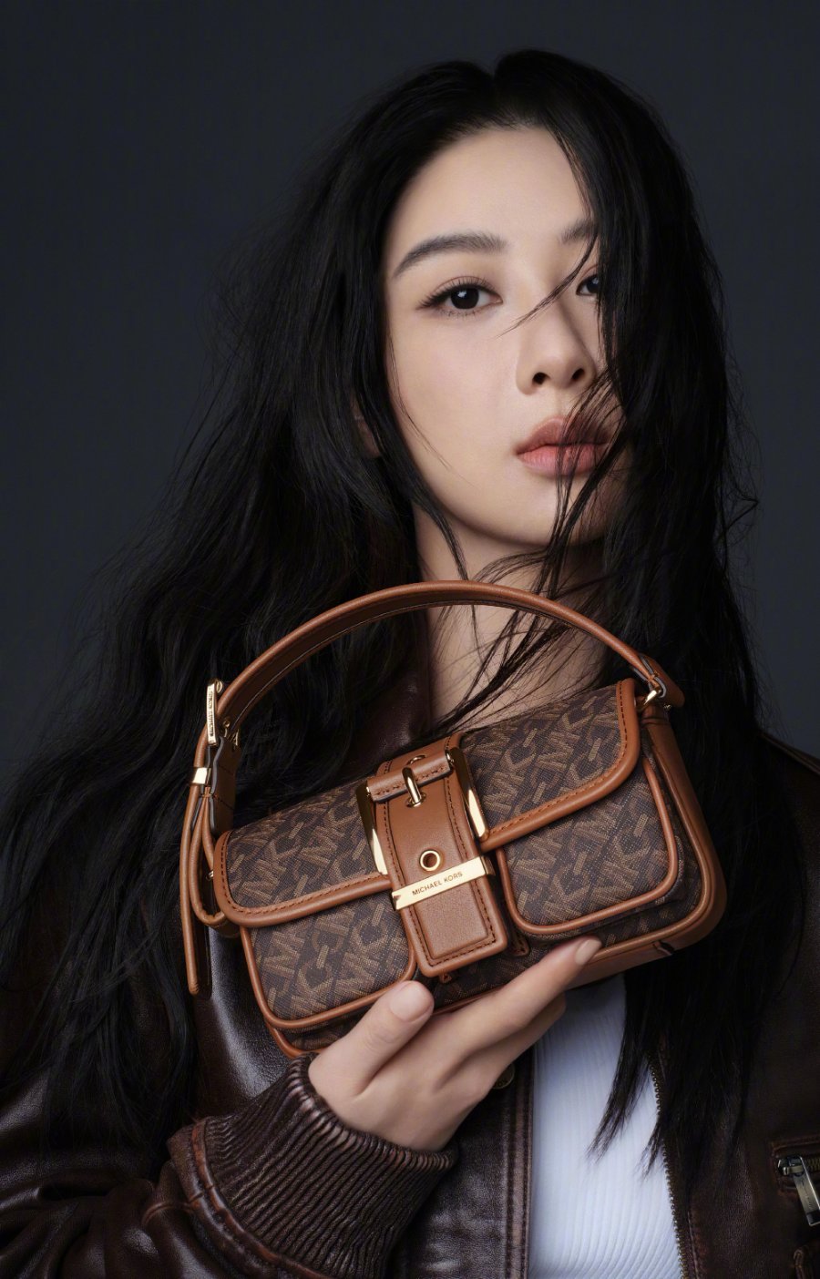 杨紫解锁全新代言，酷黑穿搭释放从容时尚魅力-第9张图片-风享汇