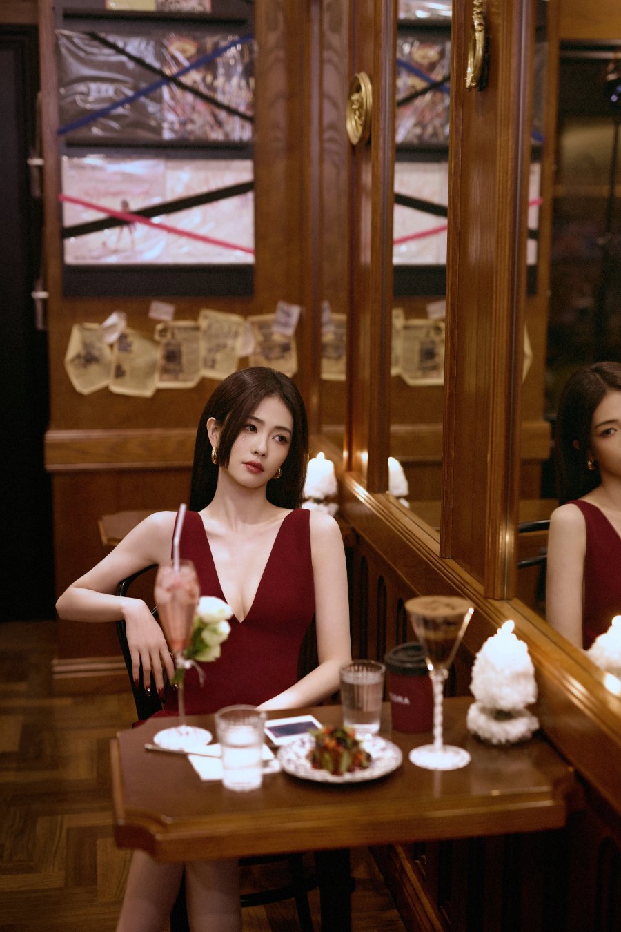 白鹿红酒妆与港风造型，尽显富家千金风采-第8张图片-风享汇