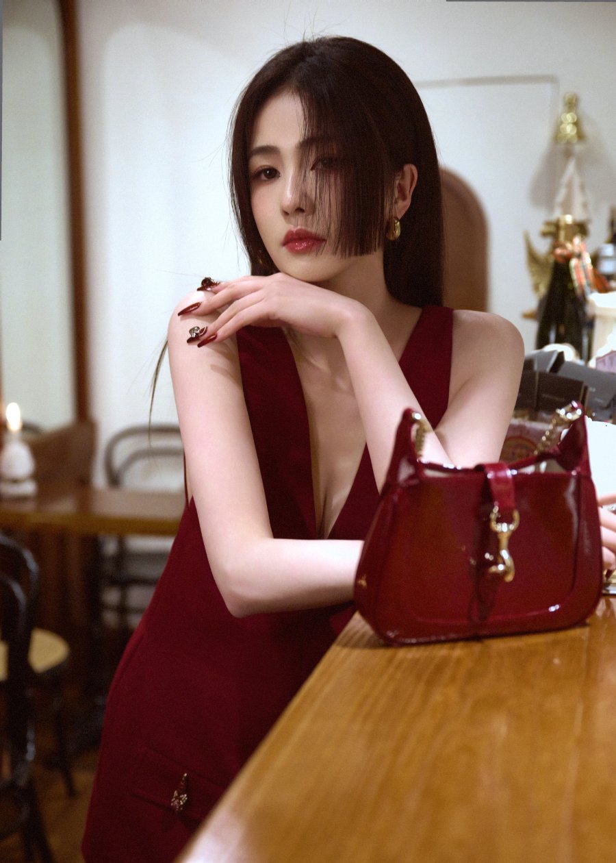 白鹿红酒妆与港风造型，尽显富家千金风采-第4张图片-风享汇