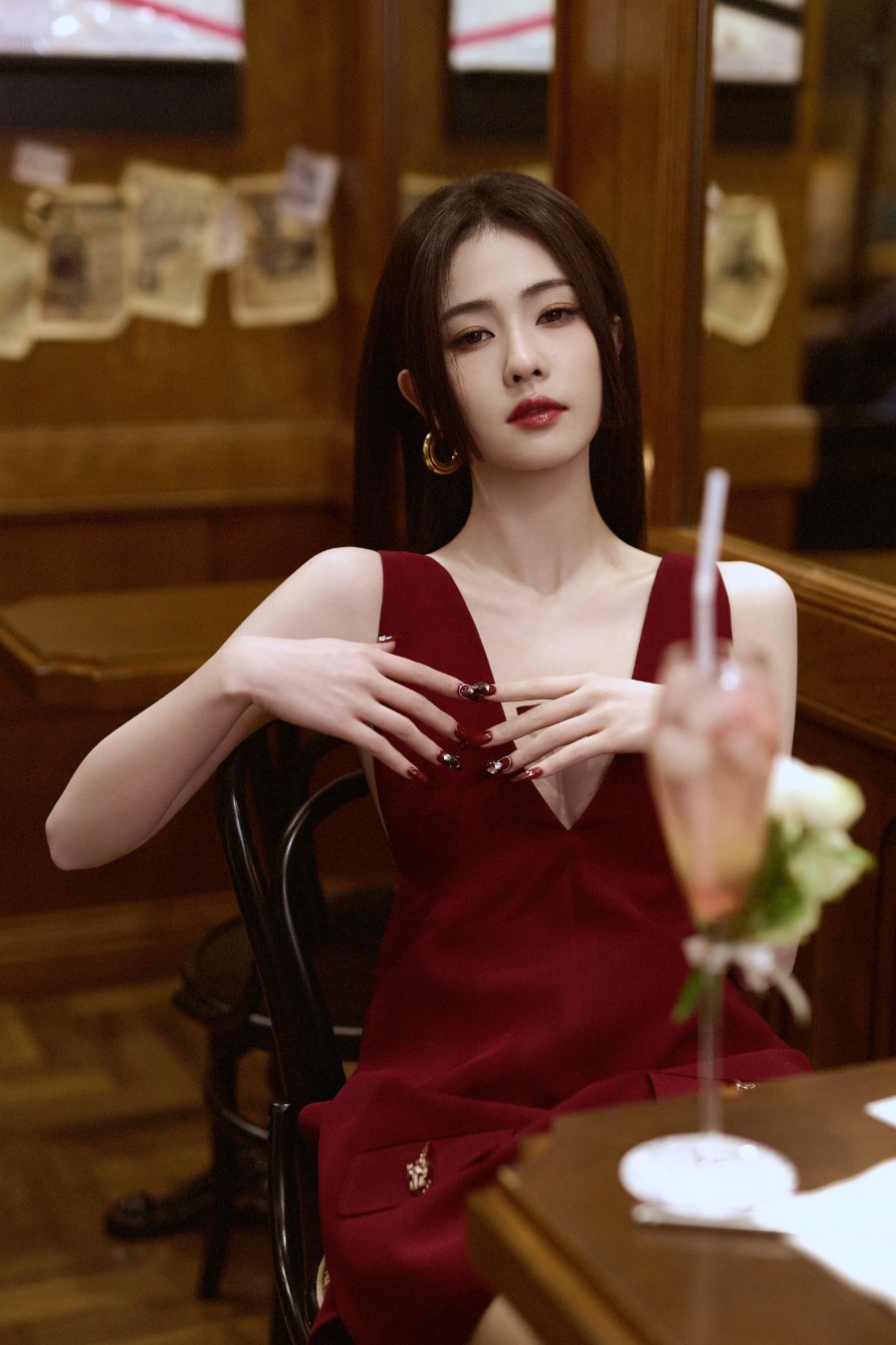 白鹿红酒妆与港风造型，尽显富家千金风采-第9张图片-风享汇
