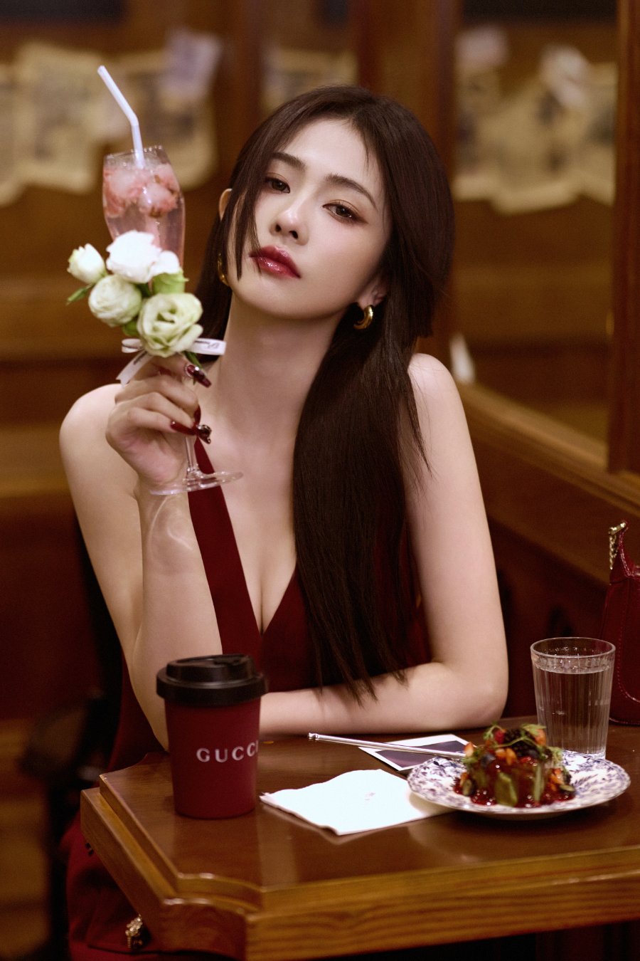 白鹿红酒妆与港风造型，尽显富家千金风采-第1张图片-风享汇