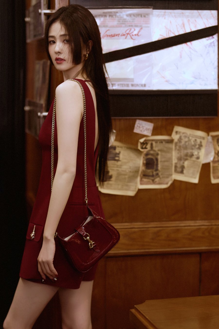 白鹿红酒妆与港风造型，尽显富家千金风采-第13张图片-风享汇